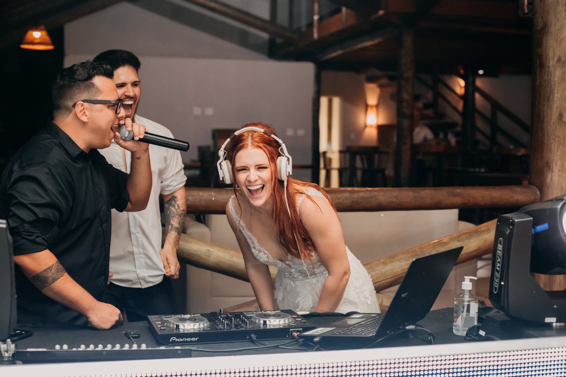 DJ e noivos celebrando juntos durante o casamento
