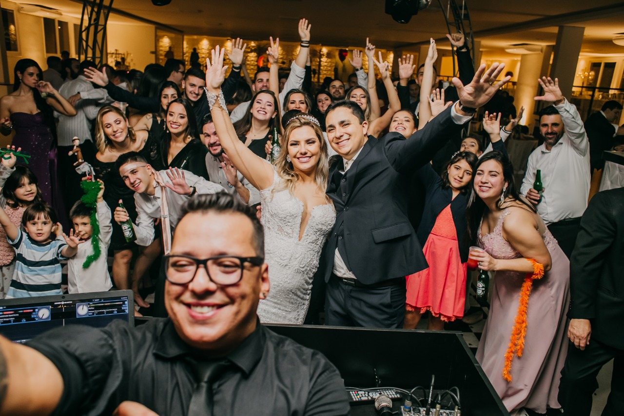 Casamento com DJ e convidados em celebração