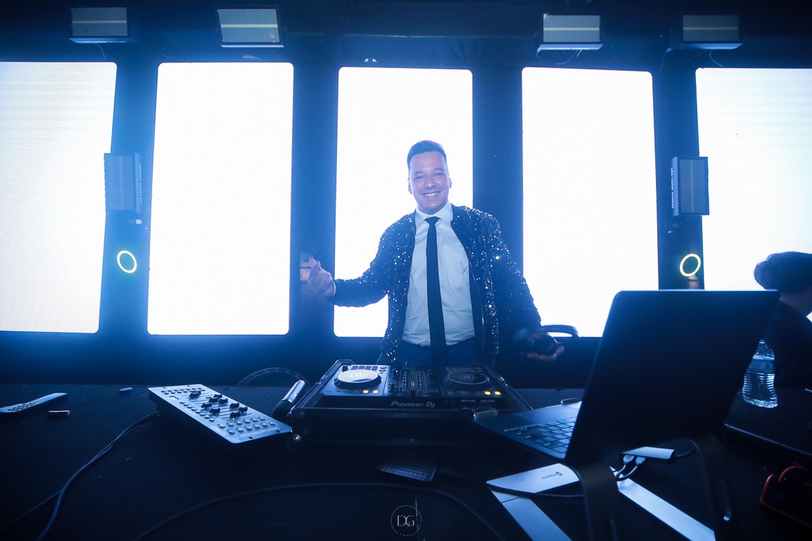 DJ em apresentação com painéis de LED