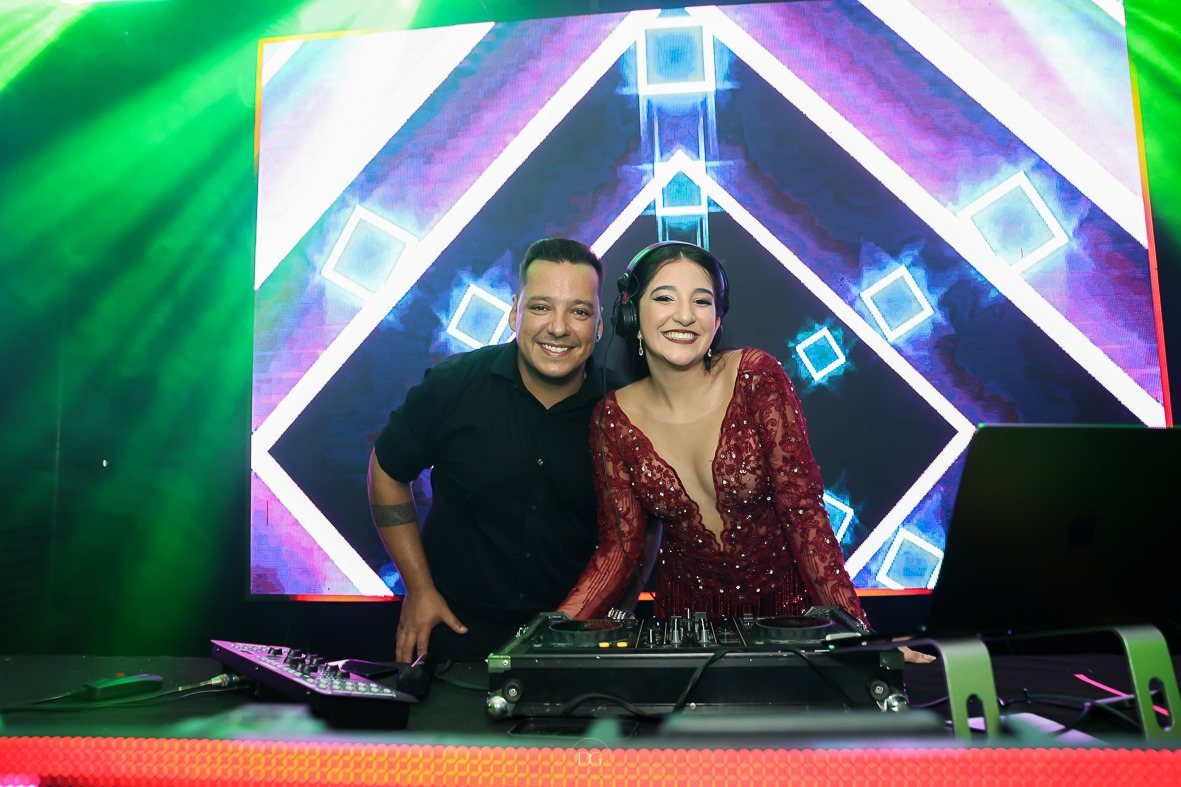 Festa de 15 anos com pista e estrutura audiovisual
